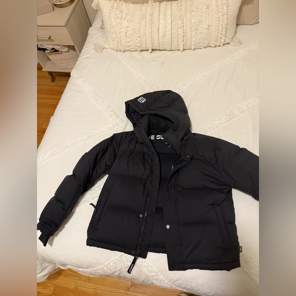 BRAND NEW Aritzia Super Shorty Puff Climatte